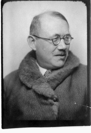 Paßfoto des Zeichners und Malers Josef Eduard Tanner