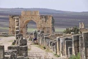 Volubilis - ausgegrabene römische Provinzhauptstadt : Die ausgegrabene Hauptstadt der einstigen römischen Provinz Mauretania Tingitana liegt in einer Hochebene am Fuße des Djebel Zerhaun. Aufgenommen in Volubilis am 30. Oktober 2010