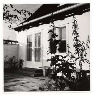 Garten Elsbeth Heddenhausen, Berlin-Zehlendorf: Wohnhaus Terrasse und Plattenweg