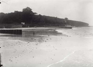 Blick über den Strand zum Alexandrinen-Cottage