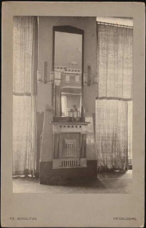 Artushof, Heidelberg: Kamin mit Spiegel