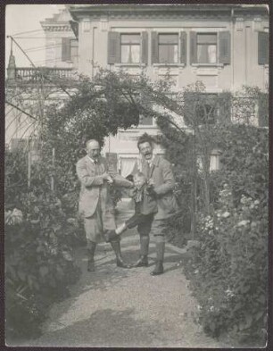 Prinz Max von Baden und Wilhelm Paulcke im Spiel mit Prinz Berthold im Garten von Schloss Kirchberg