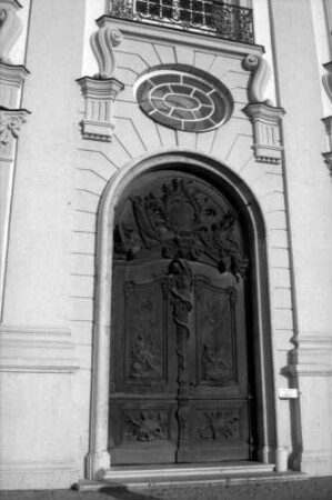 Oberschleißheim: geschnitztes Portal an der Westfront