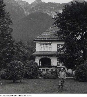 Portraitserie Richard Strauss : Richard Strauss im Garten an seinem Wohnhaus in Garmisch-Partenkirchen, 1931