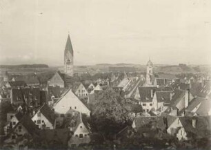 Kaufbeuren im Allgäu. Stadtansicht. Links der Turm der katholischen St. Martinskirche. Rechts im Bild der Turm der evangelischen Dreifaltigkeitskirche