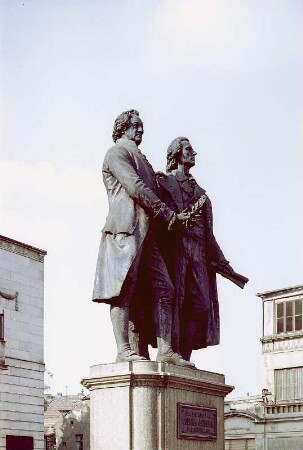 Weimar. Goethe- und Schiller-Denkmal von Ernst Rietschel vor dem Deutschen Nationaltheater