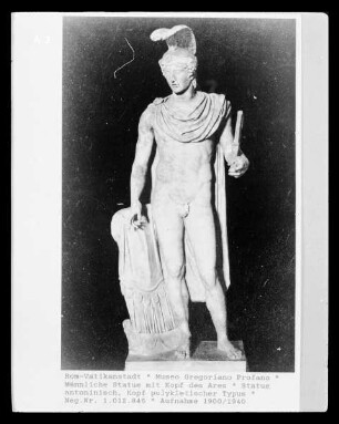 Männliche Statue mit Kopf des Ares