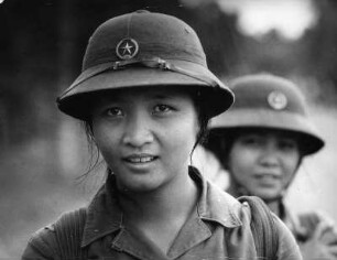 Zwei Milizionärinnen in Vietnam