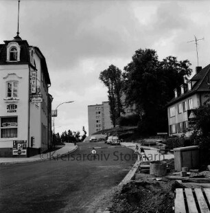 Sülzberg: Absperrung an asphaltierter Fahrbahn: vorn rechts Baumaterial: links Einmündung Bergstraße: dahinter Parkhotel: rechts Haus: hinten Mitte Pkws, Hochhäuser und Bäume