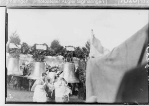 Glockenweihe Bingen; Priester und Bischof bei der Glockenweihe