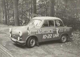 Dresden-Rossendorf. Als Werbeträger für eine Gaststätte abgestelltes Auto Typ "Trabant P50 (Trabant 500)" auf der Bundesstraße B 6