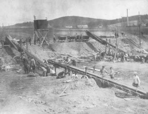 [Bild 16] Baugrube für das Produktionsgebäude einer Weberei in Oppach. Schachtarbeiten und Erdmassentransport mit Bandförderern und Feldbahn