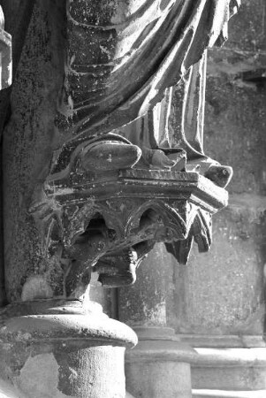 Mittleres Westportal — südliches Gewände: Verkündigung und Heimsuchung — Heimsuchung (3. und 4. Figur) — Elisabeth