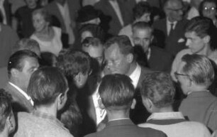 Freiburg: Stadthalle; Willy Brandt zwischen den Stuhlreihen