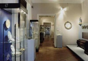 Raumaufnahme. Blick aus dem ersten Ausstellungsraum zum Raum "Die alte Apotheke