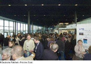 Tagungsteilnehmer vor dem Messestand Verein Deutscher Bibliothekare e. V.