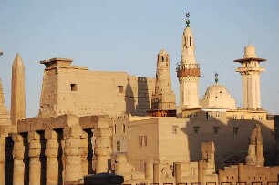 Luxor - Obelisk und Minarett : Obelisk im Luxor-Tempel links und Minarette der Moschee, aufgenommen 2006