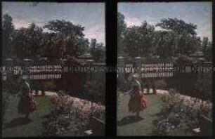 Frau in einer Kostümierung in einem Garten in Chorrillos