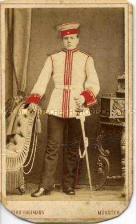 Porträt eines jungen Mannes in weißer Uniform
