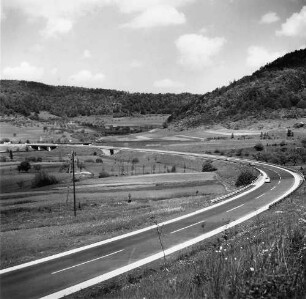 Trassierung der Verzweigung Albab- und Albaufstieg Fertige Asphaltbetondecke, Blick vom Albaufstieg in Richtung Mühlhausen