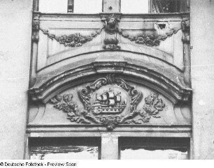 Fensterbekrönung mit Relief "Das glückhafte Schiff" : Bautzen, Reichenstraße 4. Wohnhaus mit Laden, ehemals Kaiserliches Postamt "Zur alten Post" (1720/1740). Detail: Fensterbekrönung mit Relief "Das glückhafte Schiff"