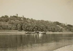 Dresden, Albrechtsschlösser : Dresden. Schloss Albrechtsberg und Schloss Eckberg. Ansicht über die Elbe, Schleppdampfer mit Zillen