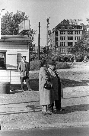 Berlin-Kreuzberg : In Berlin-Kreuzberg, Hallesches Tor mit Blick zum Mehringplatz
