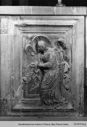 Altar : Seitenteile: Engel mit Weihrauchgefäßen