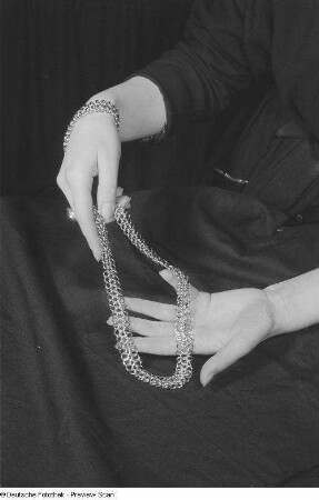 Galvanisch veredelter Leichtmetallschmuck, Kette und Armband, im HO-Warenhaus II