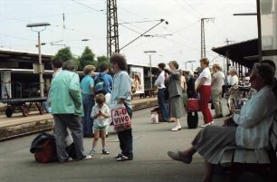 Freiburg: wartende Reisende auf Bahnsteig 1