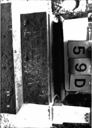 Grabstein 59 (Index: 100101498) Material: Säule weißer Marmor, Postament Sandstein Zustand: deutsche Sockelinschrift verwittert mit Textverlust Maße HxBxT: 200x56x48 cm Beschreibung: postamentierte abgebrochene Säule, Schriftplatte mit ausgezogenen Ecken Symbolik: Blütenkranz um Säule: Grabstein 59D