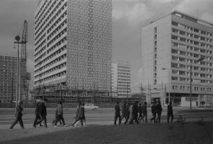Dresden. Blick über die Leningrader Straße zur Prager Straße mit Hotel Newa und Appartementhaus