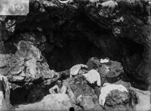 Brandungshöhle : Ein Mann in einer Brandungshöhle