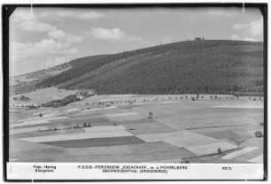 Oberwiesenthal. FDGB Ferienheim Eschenhof (1000 Meter) mit Fichtelberg (1214 Meter)
