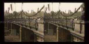 Publikum und Truppen auf der Bahnbrücke, Mainz