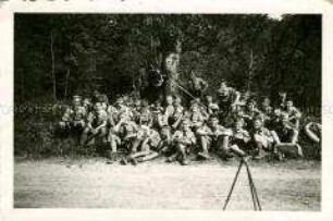 Hitlerjungen am Waldrand