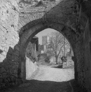 Lörrach. Burg Rötteln im Südschwarzwald, Blick durch das Untere Tor auf die Oberburg mit Bergfried