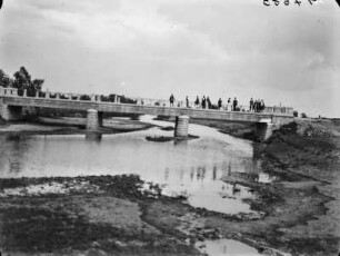 Brücke : Brücke über ein Gewässer.