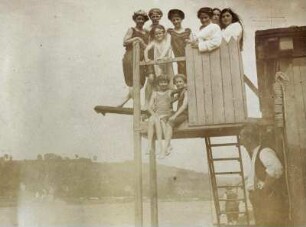 Mädchen in einem Elbeschwimmbad