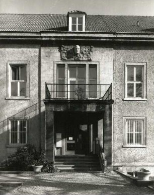 Dresden-Strehlen, August-Bebel-Straße 19. Regierungspräsidium (um 1939). Hauptportal