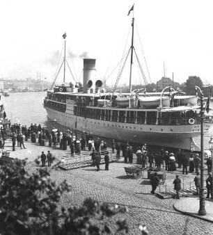 Stettiner Hafen: Abfahrt des Dampfers Hertha Rügen