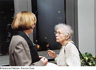 Zwei Damen der Fördergesellschaft im Gespräch