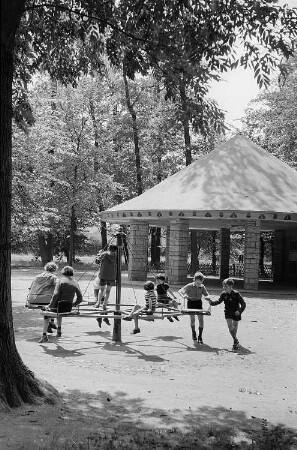 Kinder auf einem Spielplatz im Park