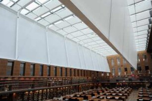 Sächsische Landesbibliothek - Staats- und Universitätsbibliothek Dresden, Zentralbibliothek. Wartungsarbeiten am Sonnensegel unter dem Glasdach des Zentralen Lesesaales : Dresden-Räcknitz, Zellescher Weg 18. Sächsische Landesbibliothek - Staats- und Universitätsbibliothek Dresden, Zentralbibliothek. Wartungsarbeiten am Sonnensegel unter dem Glasdach des Zentralen Lesesaales. Blick schräg zur Längsachse