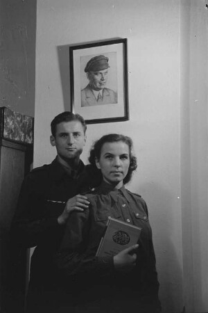 Prof. Robert Havemann mit Mitgliedern der Jugendorganisation Freie Deutsche Jugend : Gruppen- und Einelporträts der FDJlerinnen und FDJler mit Robert Havemann, Porträts Robert Havemann