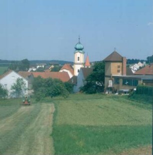 Edelsfeld. Blick zur Pfarrkirche St. Stephanus