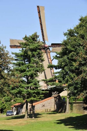 Windmühle am Wall : An der Wallanlage steht diese historische Windmühle, heute ein Gasthaus. Aufgenommen in Xanten am 31. August 2009. Foto Uwe Gerig