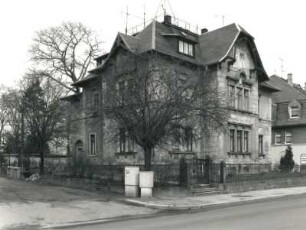 Ebersbach-Neugersdorf, Bleichenstraße 17. Wohnhaus (um 1900). Eckansicht mit Fassade Hauptstraße