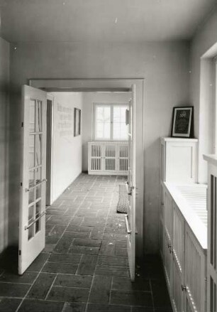 Röhrsdorf (Kreis Kamenz). Schule (1939/1940). Ende des Ganges vor den Klassenzimmern mit Spinden und Kleiderablage und Vorraum mit Füherehrung