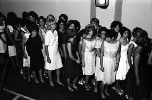 16. Tagung 1966 Mediziner; Studentenabend Polonaise: Damenreihe